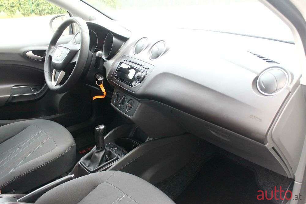 2011' SEAT Ibiza photo #4