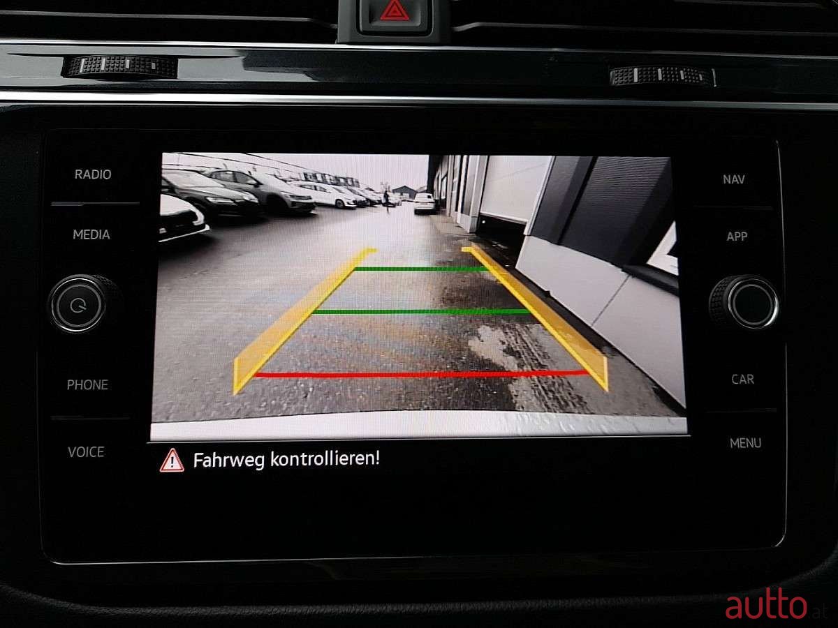 2022' Volkswagen Tiguan photo #4