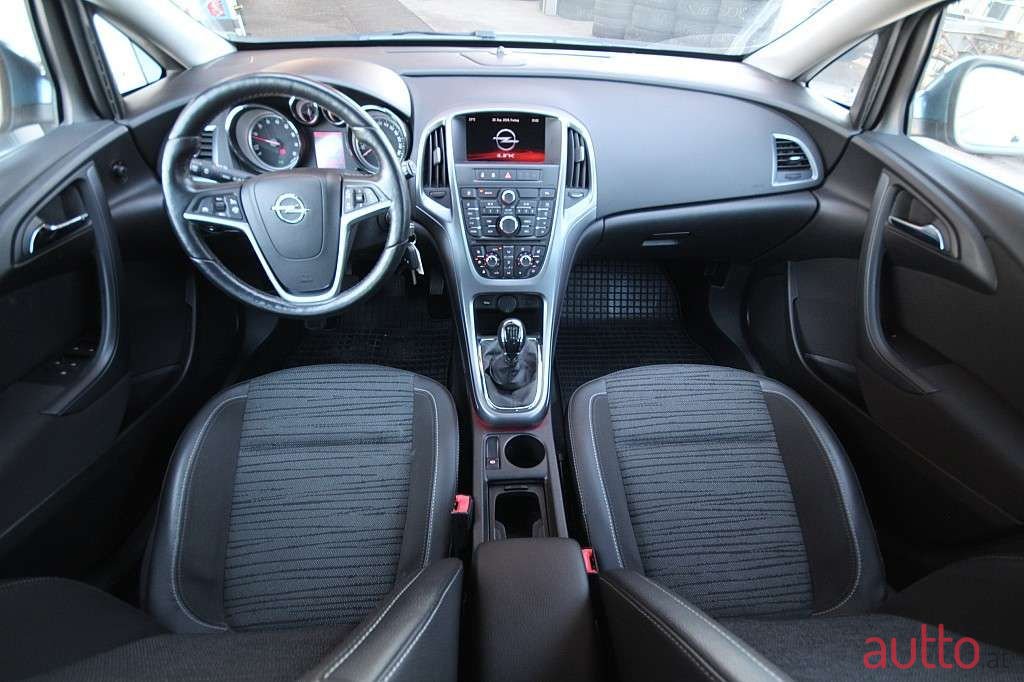 2015' Opel Astra photo #2