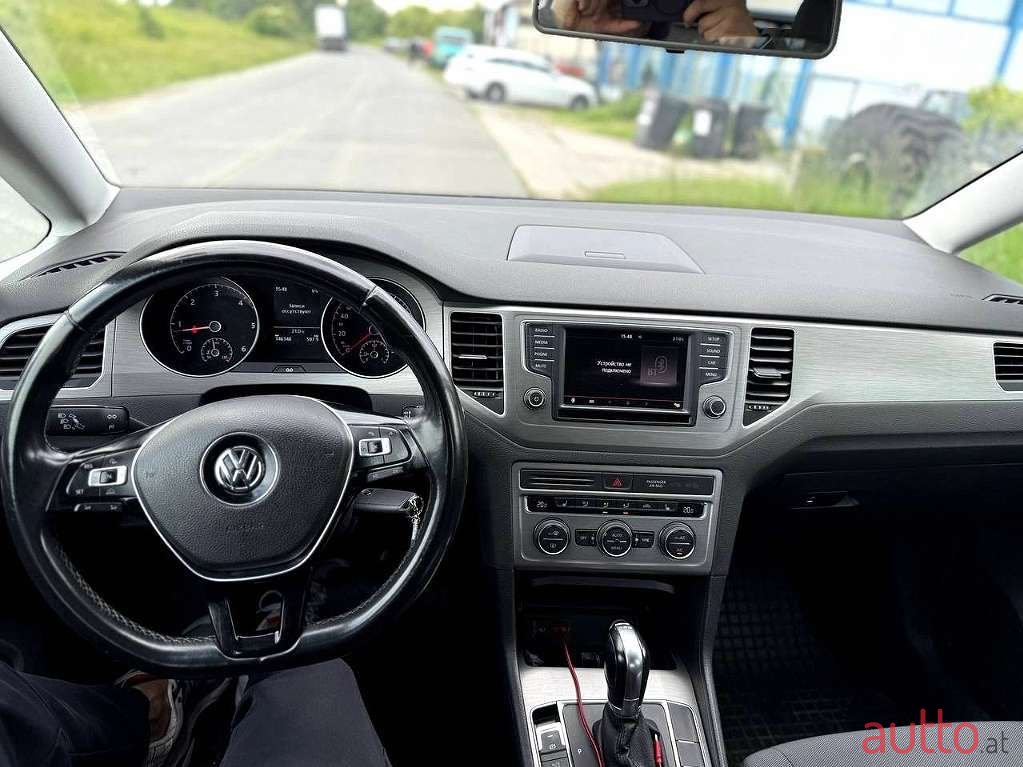 2016' Volkswagen Golf photo #6