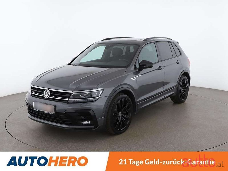 2019' Volkswagen Tiguan photo #1