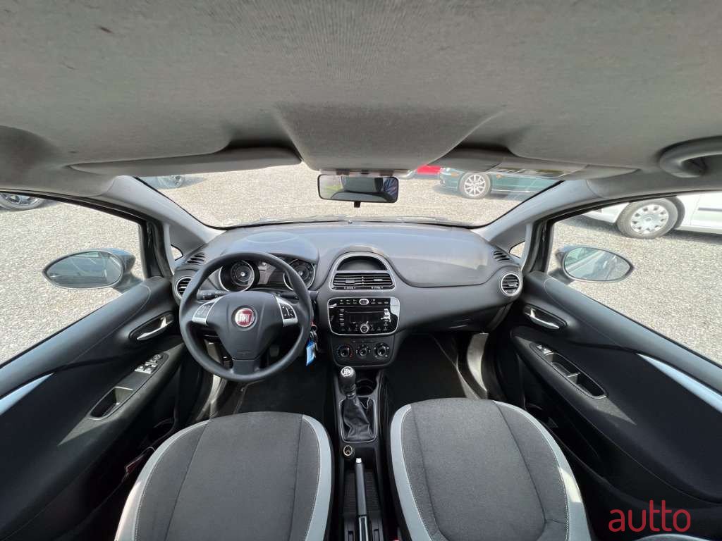 2012' Fiat Punto photo #5