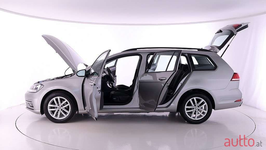 2018' Volkswagen Golf photo #2