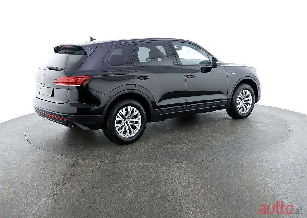 2019' Volkswagen Touareg photo #5