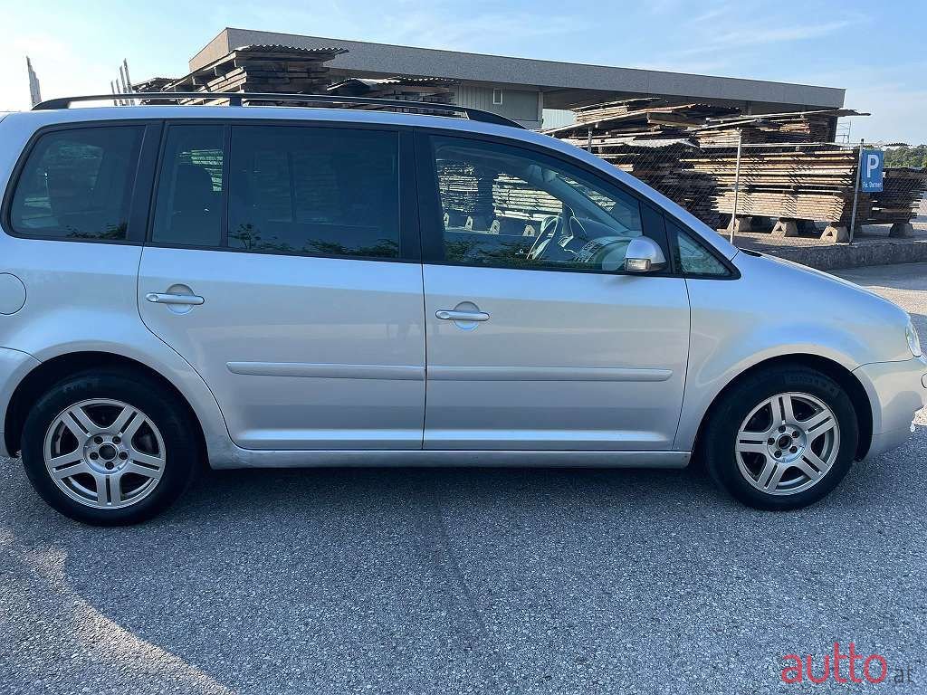 2005' Volkswagen Touran photo #5