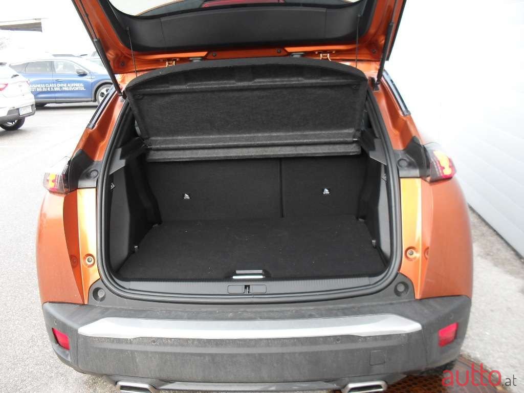 2023' Peugeot 2008 photo #4