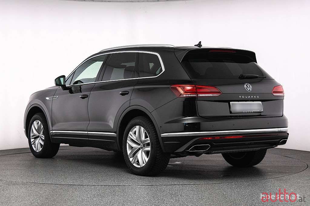 2023' Volkswagen Touareg photo #4