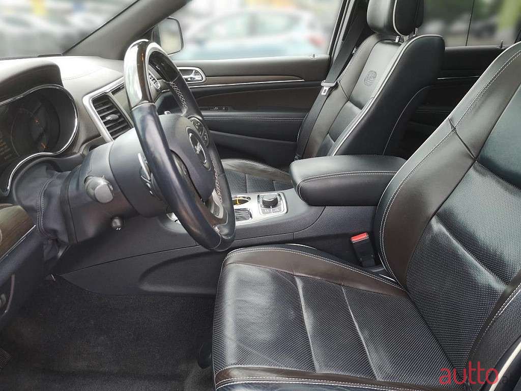 2017' Jeep Grand Cherokee photo #5