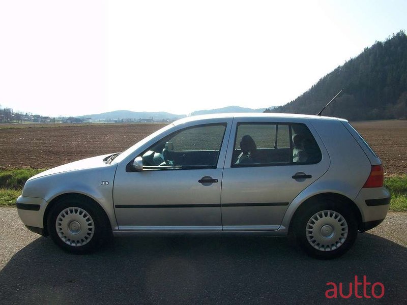 2002' Volkswagen Golf photo #3