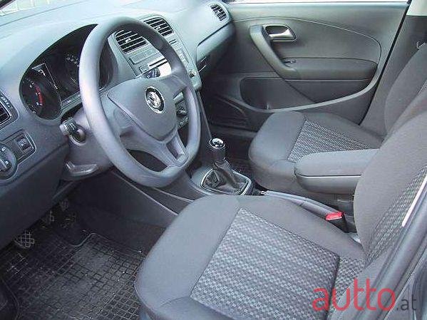 2016' Volkswagen Polo photo #1
