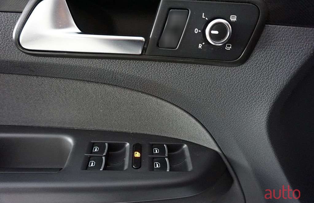 2012' Volkswagen Touran photo #5