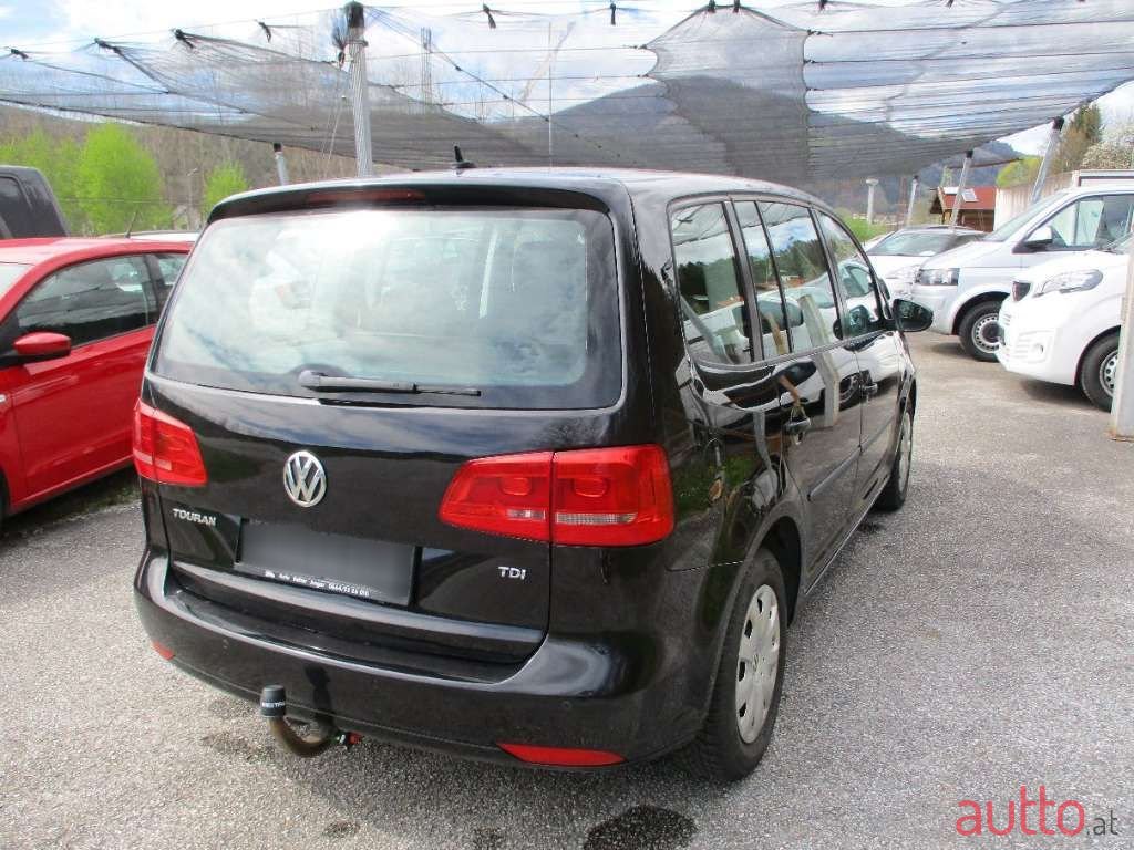 2011' Volkswagen Touran photo #3