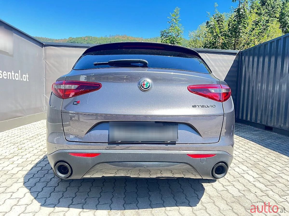 2022' Alfa Romeo Stelvio photo #4