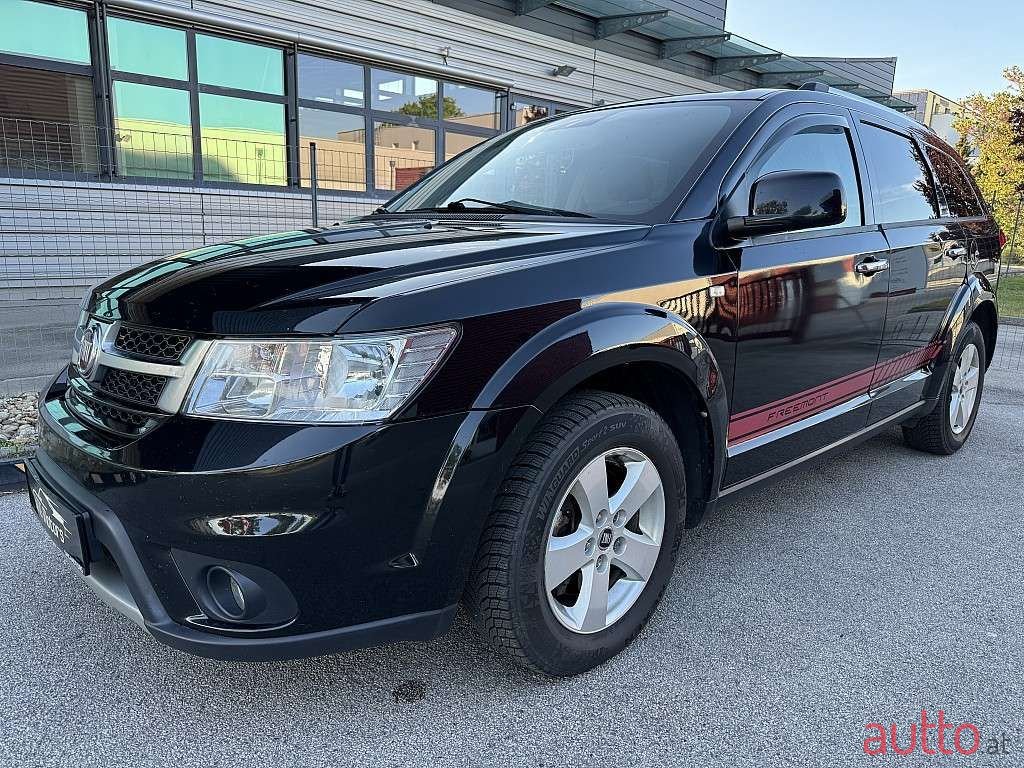 2014' Fiat Freemont photo #2