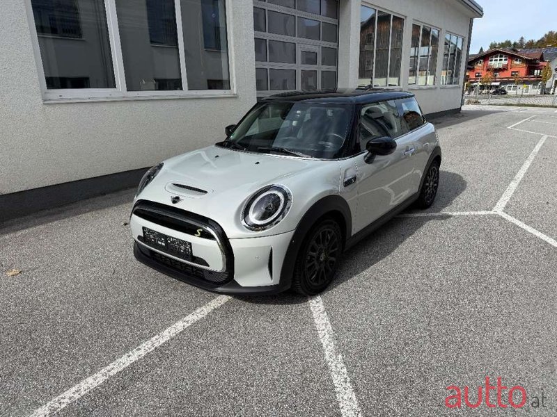 2022' MINI Cooper photo #2