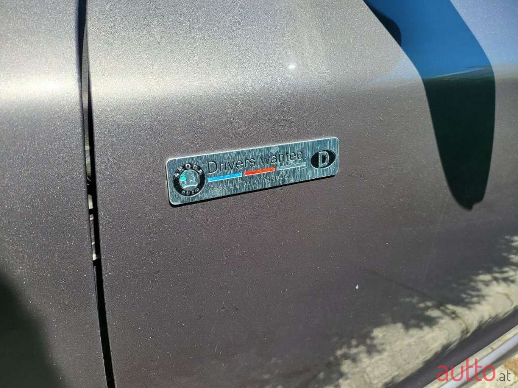 2012' Skoda Superb photo #4