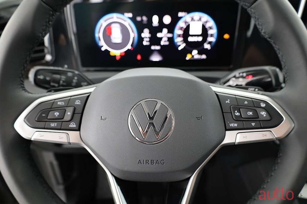 2024' Volkswagen Tiguan photo #5