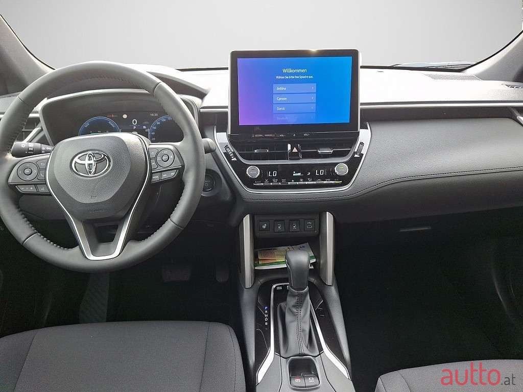 2024' Toyota Corolla Cross photo #2