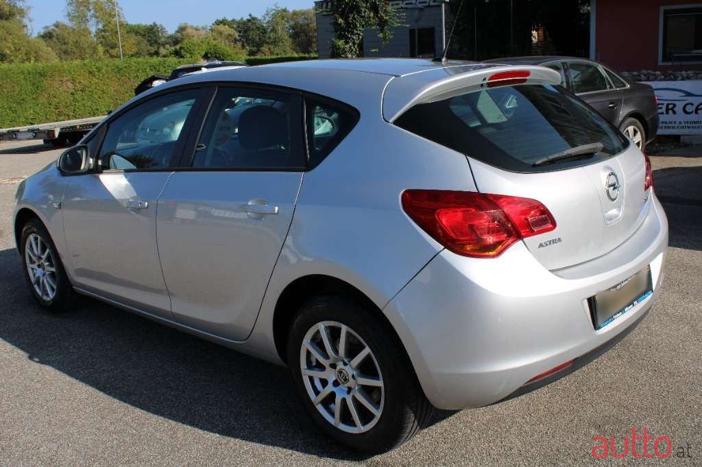 2013' Opel Astra photo #5
