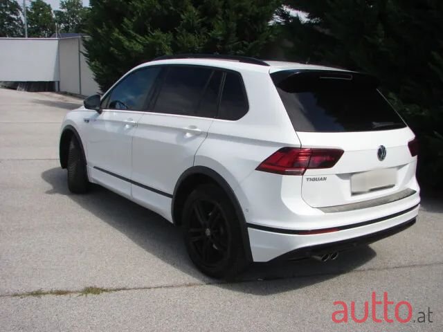 2020' Volkswagen Tiguan photo #3