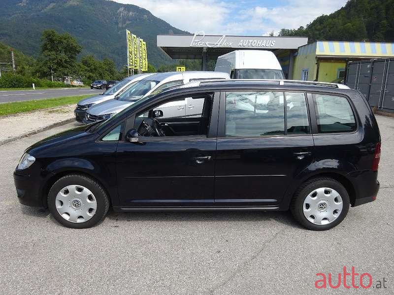 2009' Volkswagen Touran photo #3