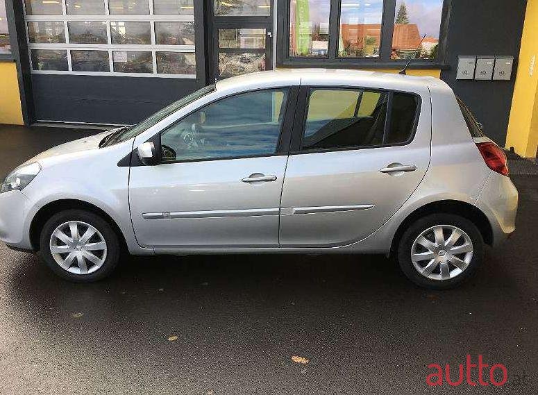 2012' Renault Clio photo #1