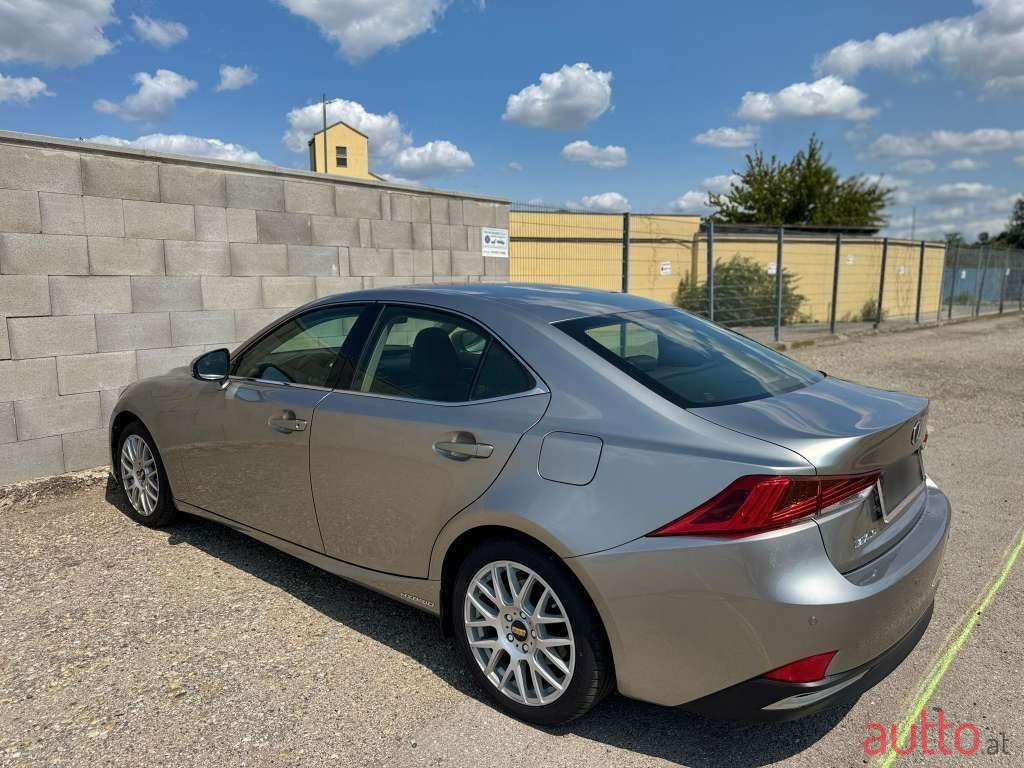 2017' Lexus IS photo #6