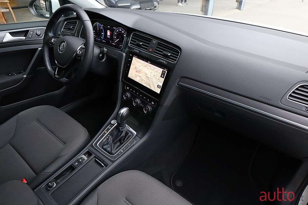 2020' Volkswagen Golf photo #4