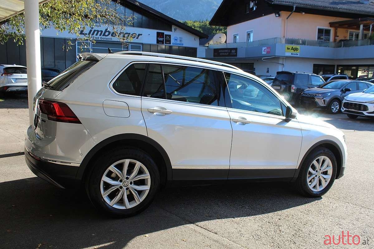 2020' Volkswagen Tiguan photo #4