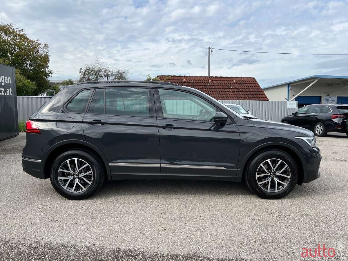 2021' Volkswagen Tiguan photo #2