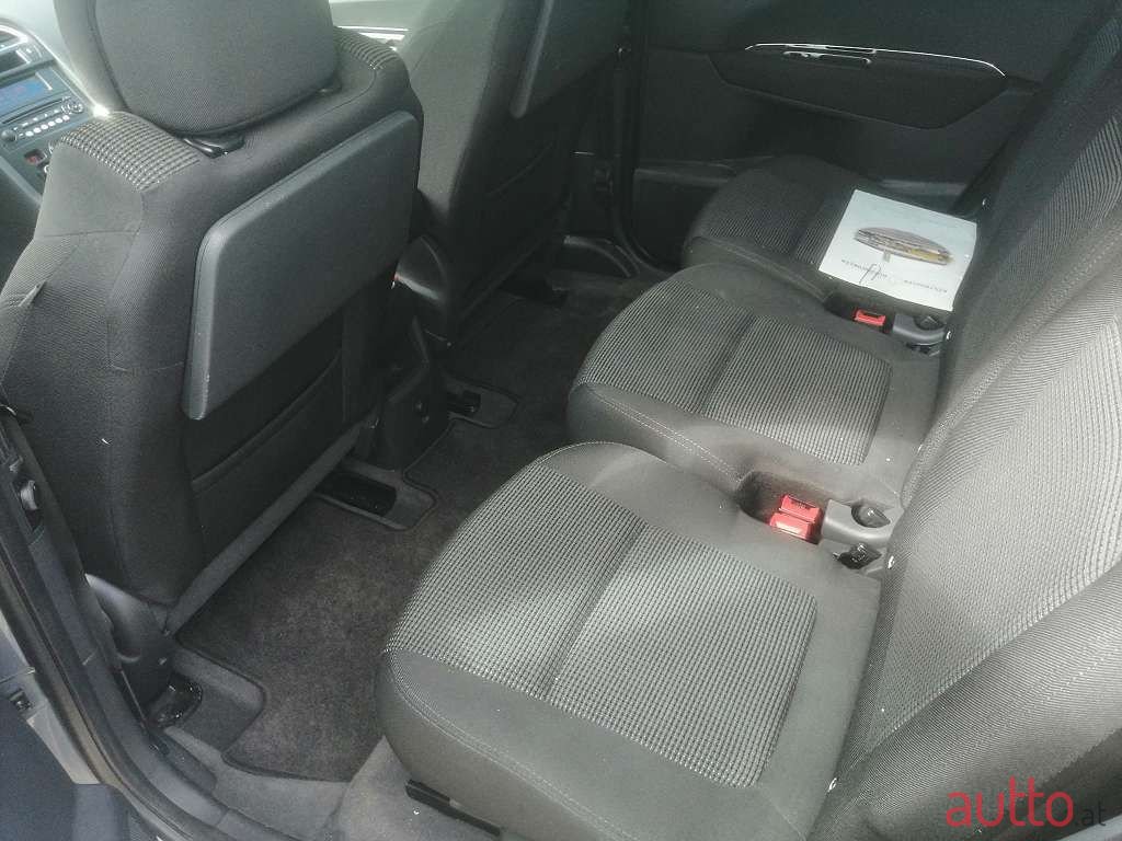 2012' Peugeot 5008 photo #5