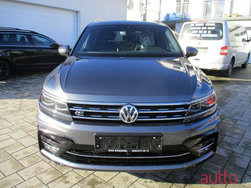 2019' Volkswagen Tiguan photo #2