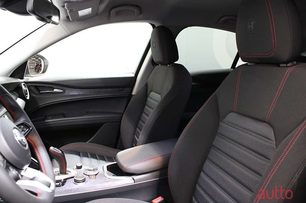 2022' Alfa Romeo Stelvio photo #6