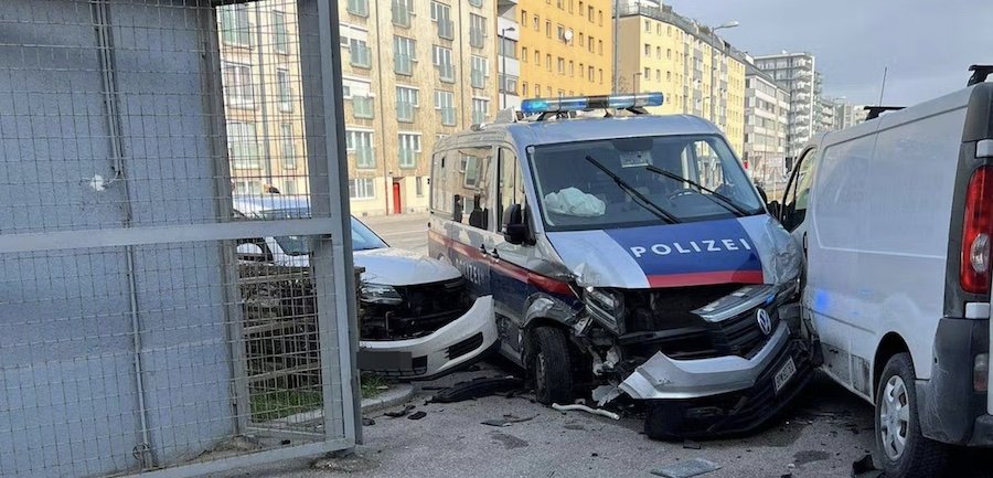 Spektakulärer Polizei-Crash in Meidling – 2 Verletzte