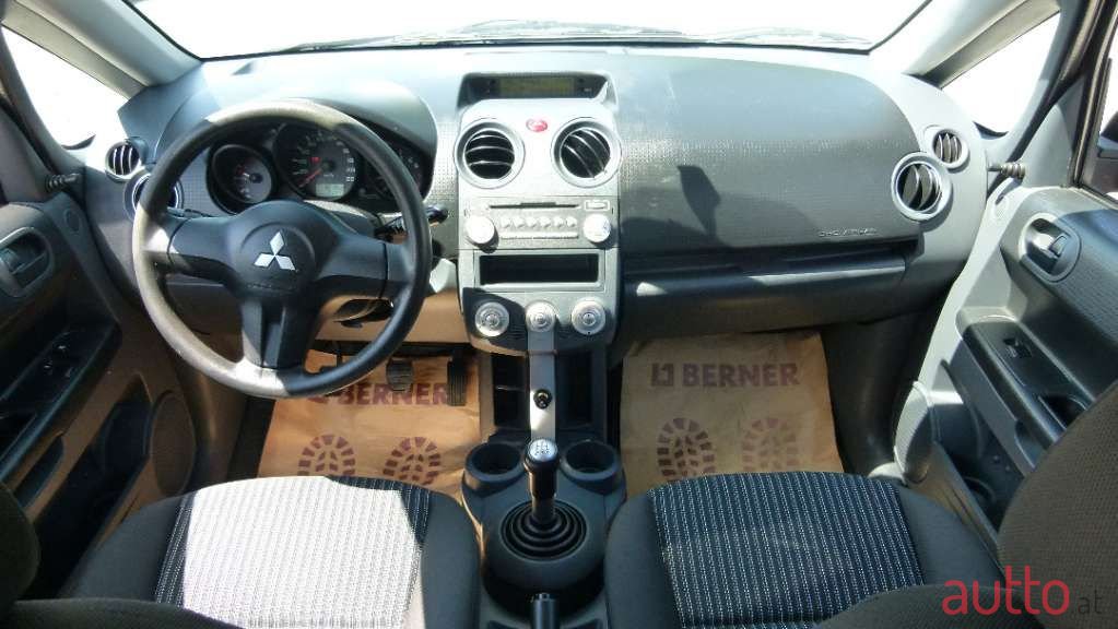 2009' Mitsubishi Colt photo #2