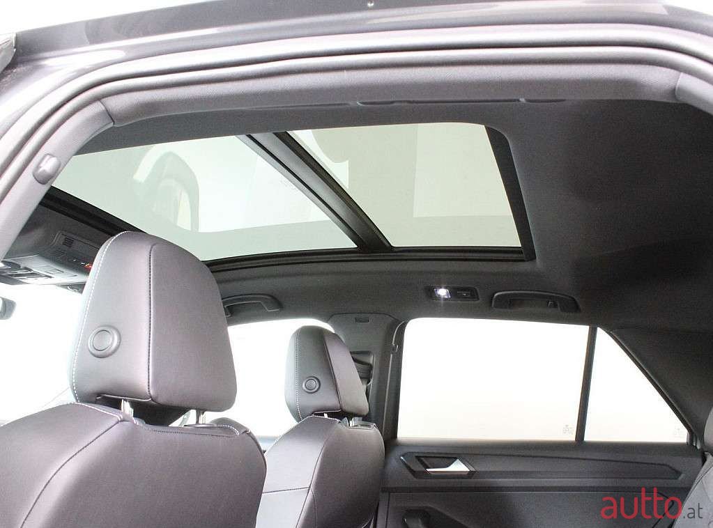 2023' Volkswagen T-Roc photo #6