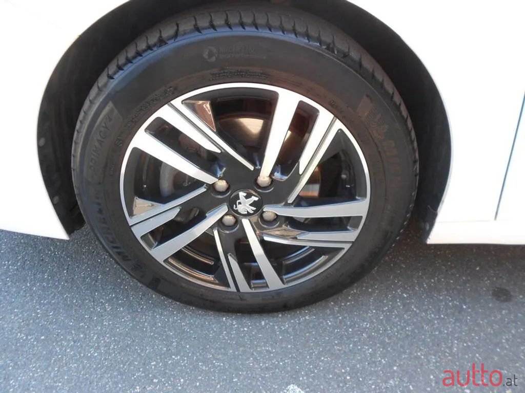 2020' Peugeot 208 photo #5