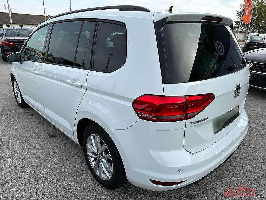 2017' Volkswagen Touran photo #3