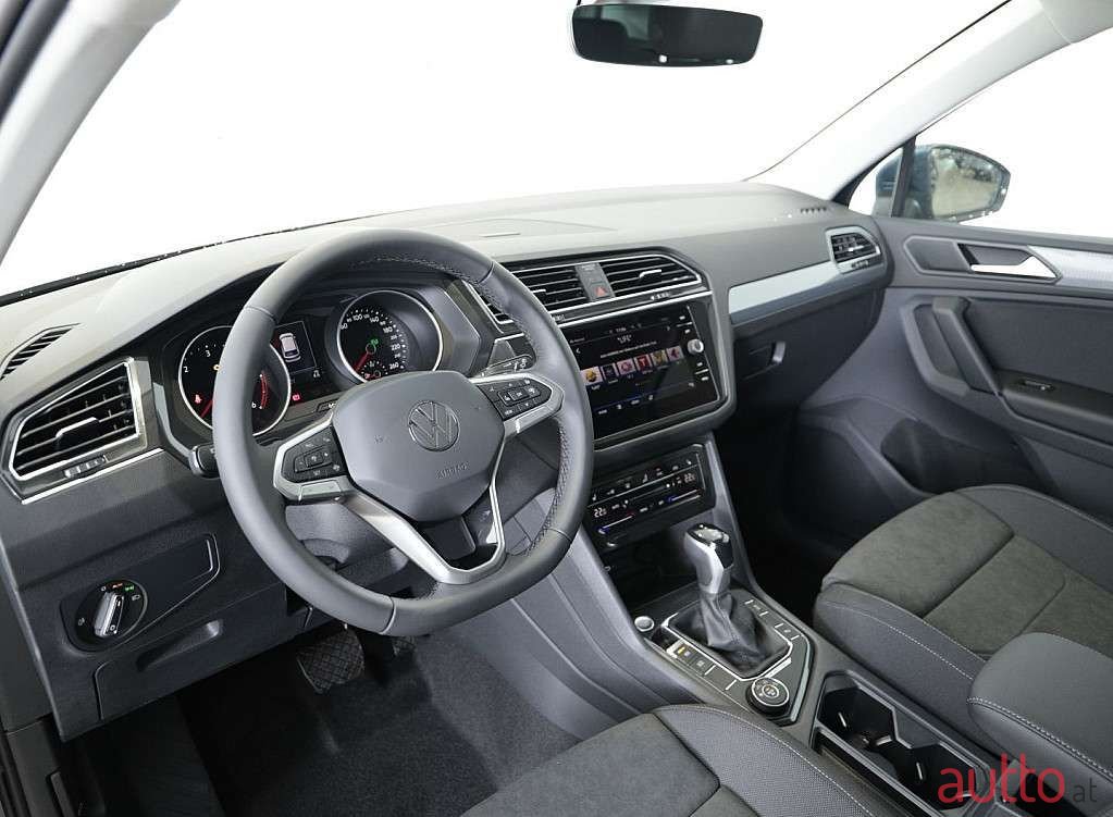 2023' Volkswagen Tiguan photo #4