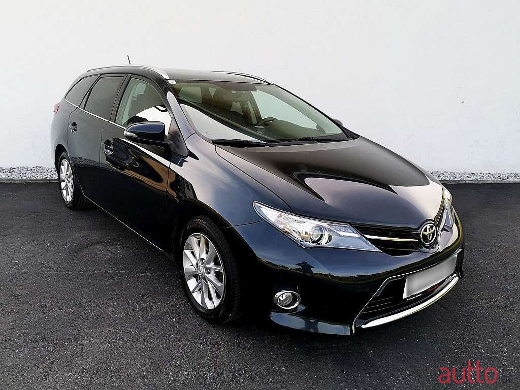 2014' Toyota Auris photo #2