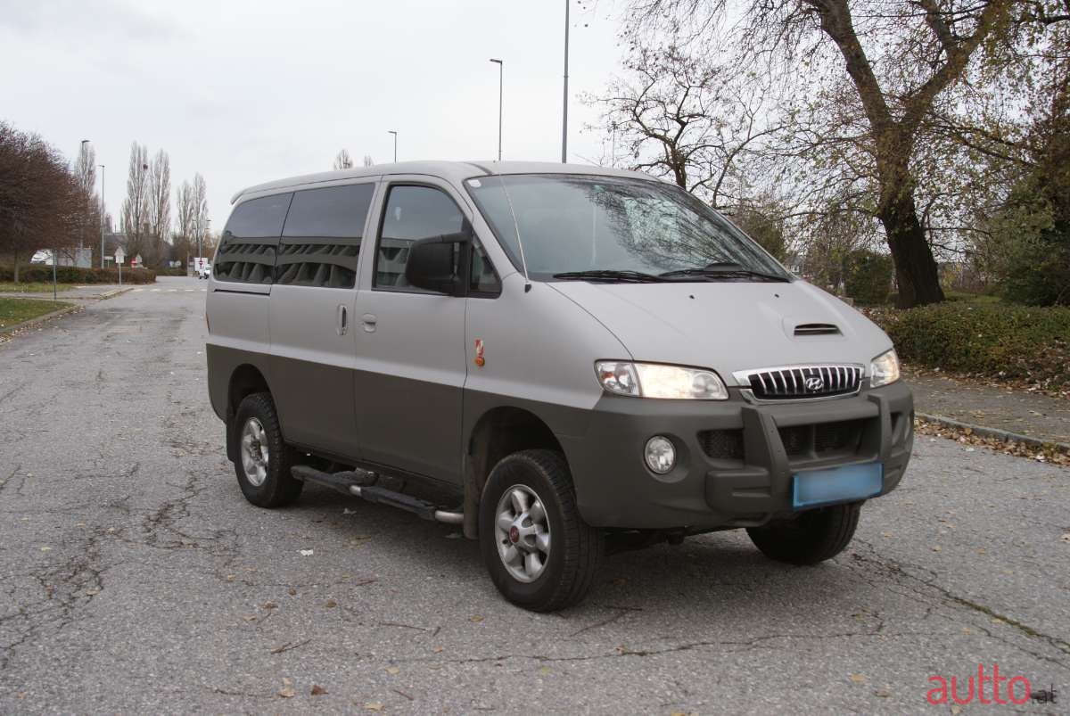 2003' Hyundai Starex photo #2