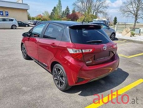 2017' Toyota Yaris photo #2