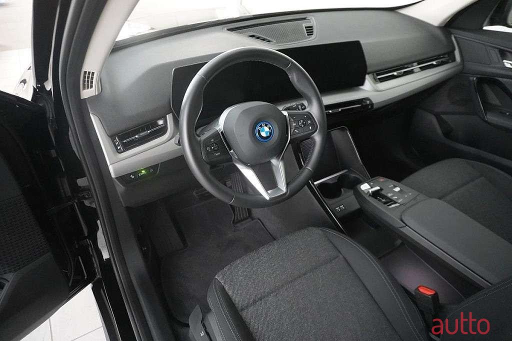 2023' BMW iX1 photo #5