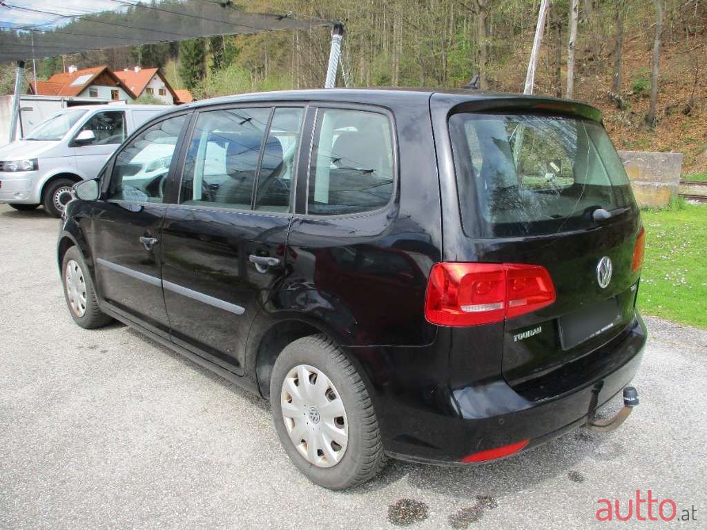 2011' Volkswagen Touran photo #2