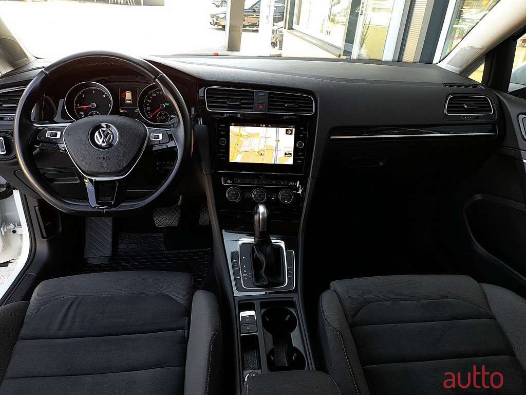 2019' Volkswagen Golf photo #2