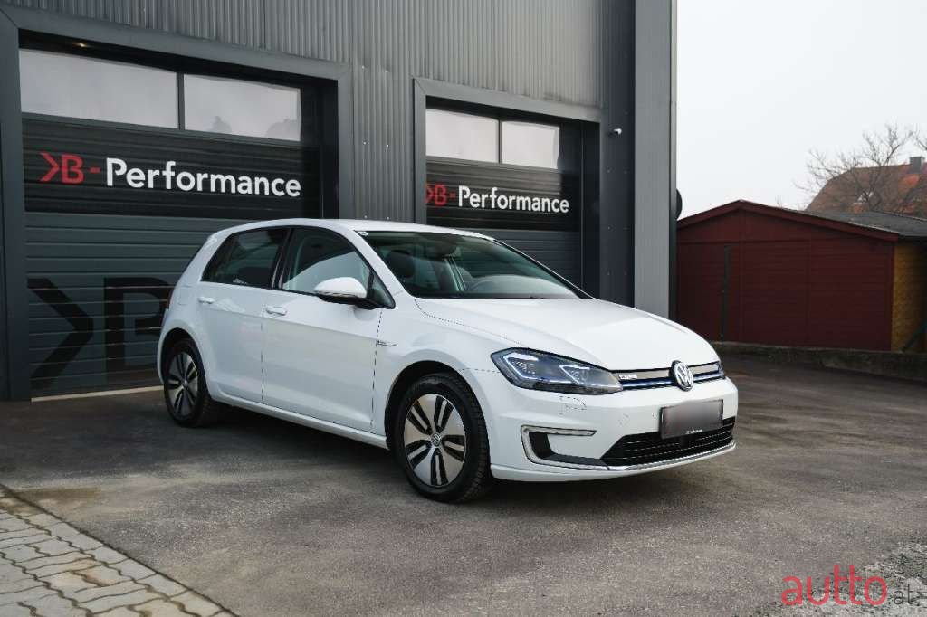 2017' Volkswagen Golf photo #3