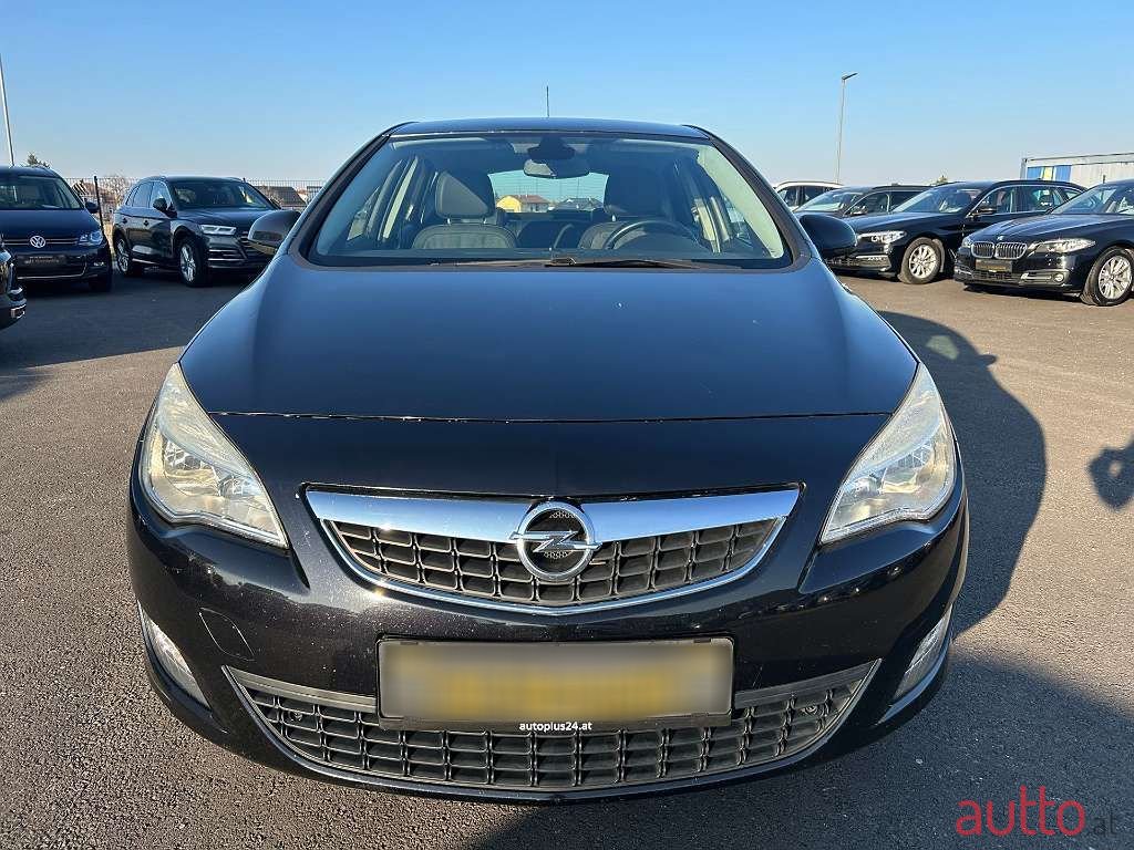 2010' Opel Astra photo #2