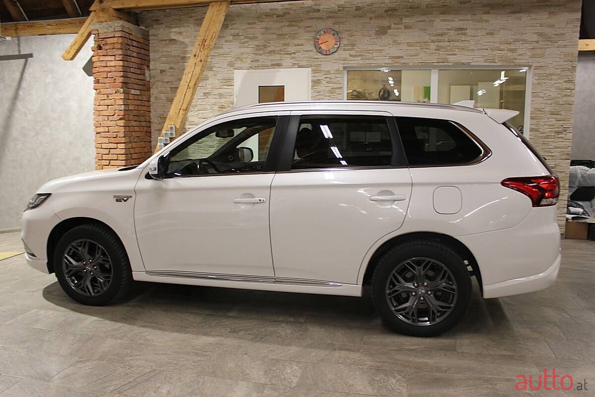 2020' Mitsubishi Outlander photo #3