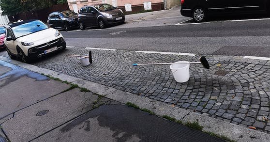 Wiener reserviert Parkplatz mit Besen und Kübel