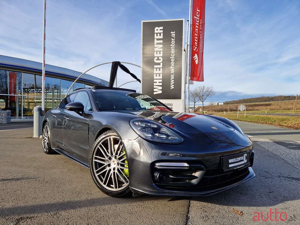 2017' Porsche Panamera photo #1
